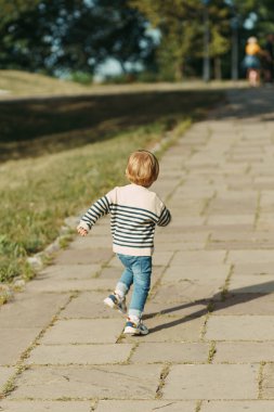 Şehirde yürüyen tatlı çocuk.