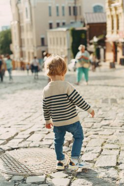 Şehirde yürüyen tatlı çocuk.