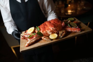 büyük yengeç ile tepsi tutan garson kırpılmış atış