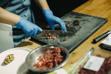 Şef kesme eti biftek bıçağı ile