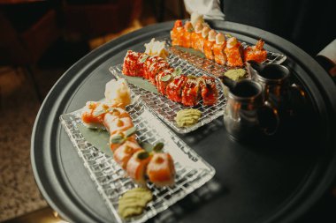 Tabakta servis edilen geyikli rulo.