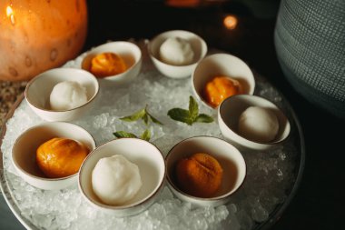 Dondurmada farklı dondurmalar servis ediliyor. 