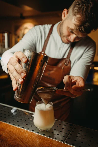 Tiro Recortado Barman Preparando Cóctel — Foto de Stock