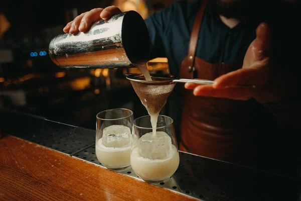 Schnappschuss Vom Barmann Beim Zubereiten Von Cocktails — Stockfoto