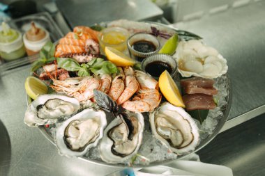 Istakoz, midye ve istiridye ile taze deniz ürünleri tabağı.