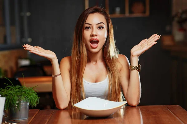 Mulher Com Fome Uma Dieta Esperando Com Prato Vazio Restaurante — Fotografia de Stock