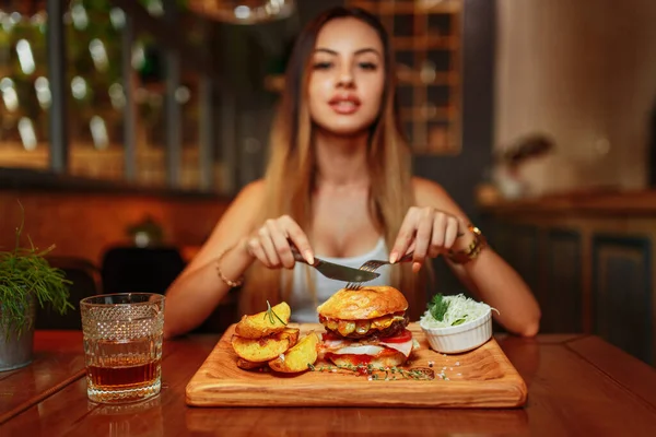 Σέξι Γυναίκα Τρώει Νόστιμα Ψητά Ζουμερό Burger Στο Εστιατόριο — Φωτογραφία Αρχείου