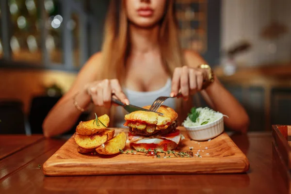 Σέξι Γυναίκα Τρώει Νόστιμα Ψητά Ζουμερό Burger Στο Εστιατόριο — Φωτογραφία Αρχείου