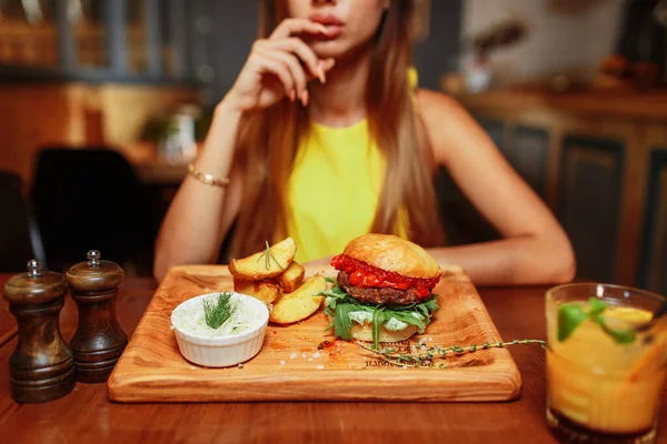 Σέξι Γυναίκα Τρώει Νόστιμα Ψητά Ζουμερό Burger Στο Εστιατόριο — Φωτογραφία Αρχείου