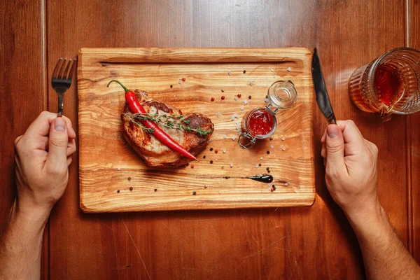 Κοντινό Πλάνο Του Ανθρώπου Τρώει Ζουμερή Φέτα Μπριζόλας Μια Σανίδα — Φωτογραφία Αρχείου
