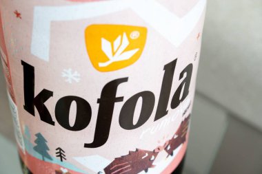 Ostrava, Çek Cumhuriyeti - 8 Aralık 2023: Flastik bir şişe Kofola Rumova Çek kokainine benzer rom aromalı içki üzerindeki logo ayrıntıları