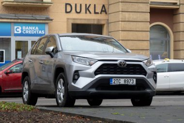 Ostrava, Çek Cumhuriyeti - 1 Şubat 2024: Gümüş Toyota RAV4 XA50 arabası caddeye park edilmiş, ön taraf manzaralı