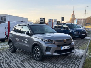 Ostrava, Çek Cumhuriyeti - 29 Aralık 2024: Fransız Citroen C3 Mk4 CC21 hatchback aracı bayilikte sunuldu