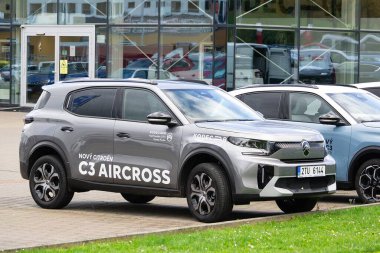 Ostrava, Çek Cumhuriyeti - 18 Ekim 2025: Fransız Citroen C3 Aircross SUV aracı galeride sunuldu
