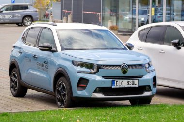 Ostrava, Çek Cumhuriyeti - 18 Ekim 2025: Fransız elektrikli Citroen e-C3 Mk4 CC21 hatchback aracı bayilikte sunuldu