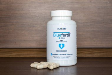 Ostrava, Çek Cumhuriyeti - 3 Aralık 2023: Plastik kavanoz Aliver Nutraceutics Bluefertil Plus erkek doğurganlık sorunları için birkaç hap