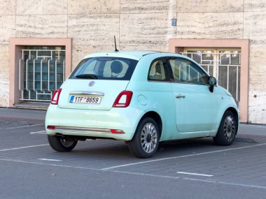 Ostrava, Çek Cumhuriyeti - 5 Mart 2025: Fiat 500 stili deniz mavisi renkli arabanın arka tarafı
