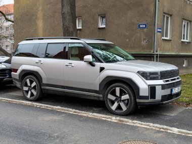 Ostrava, Çek Cumhuriyeti - 3 Mart 2025 Silver Hyundai Snata Fe Hybrid SUV kavşağı