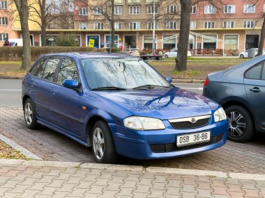 Ostrava, Çek Cumhuriyeti - 11 Mart 2025: Mazda 323 F BJ aracı sokağa park edildi