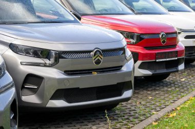 Ostrava, Çek Cumhuriyeti - 18 Ekim 2025: Fransız Citroen C3 Mk4 CC21 hatchback otomobilinin ön ve ızgarası bayilikte sunulmuştur.