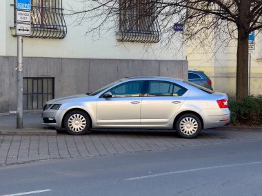 Ostrava, Çek Cumhuriyeti - 6 Mart 2025: Silver Skoda Octavia III kaldırma aracı caddeye park edilmiş, yan görüş
