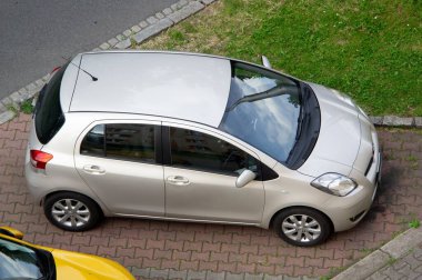 Ostrava, Çek Cumhuriyeti - 18 Haziran 2025: Toyota Yaris - Vitz küçük arabası caddeye park edilmiş, üst taraf manzaralı