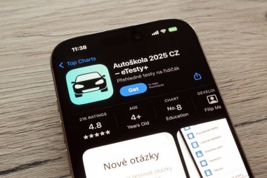 Ostrava, Çek Cumhuriyeti - 3 Temmuz 2025: Otokola 2025 CZ eTesty uygulamalı Apple uygulama mağazası