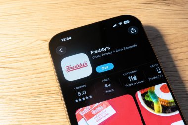 Ostrava, Çek Cumhuriyeti - 20 Kasım 2025: Freddy 's mobil uygulamalı Apple uygulama mağazası iflastan sonra restoranlardan yemek teslimatı için