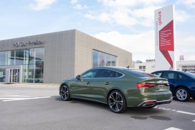 Presov, Slovakya - 29 Ekim 2023: Audi A5 Sportback F5 yeşil bar arabası galerinin önüne park edilmiş.