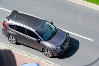 Ostrava, Çek Cumhuriyeti - 6 Haziran 2025: Gri Honda CR-V 4G hareket bulanıklığı efektli SUV