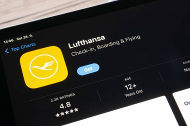 Ostrava, Çek Cumhuriyeti - 28 Eylül 2024: Lufthansa havayolları mobil seyahat uygulamalı Apple uygulama mağazası
