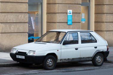 Ostrava, Çek Cumhuriyeti - 27 Aralık 2023: Eski Çek Skoda Favorit 136L arabası sokağa park edildi