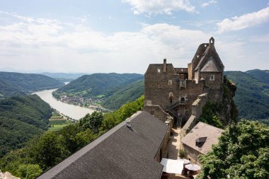 Aggstein, Avusturya - 30 Temmuz 2021: Avusturya 'daki Aggstein kalesinin avlusu ve kalıntıları, Dabube nehri ile güneşli bir gün
