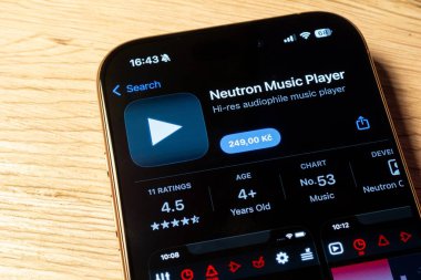 Ostrava, Çek Cumhuriyeti - 26 Şubat 2025: iOS akıllı telefonunda Neutron Music Player mobil uygulaması olan uygulama mağazası