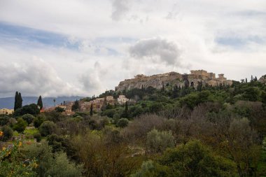Antik Agora ve Akropolis 'in Atina' da Parthenon, Yunanistan 'da bulutlu bir günde manzarası