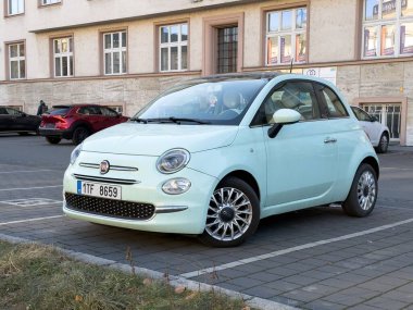Ostrava, Çek Cumhuriyeti - 19 Şubat 2025: Fiat 500 model deniz mavisi renkli arabanın ön tarafı
