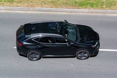 Ostrava, Çek Cumhuriyeti - 25 Haziran 2025: Siyah Lexus NX II SUV arabası, hareket bulanıklığı etkisi, üst görünüm