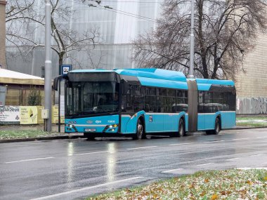 Ostrava, Çek Cumhuriyeti - 21 Kasım 2024: Solaris Urbino 18 CNG otobüsü Ostrava sokaklarında kışın otobüs durağında