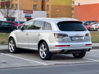 Havirov, Çek Cumhuriyeti - 20 Mart 2025: Audi Q73.0 TDI Quattro lüks SUV 'nin arka tarafı