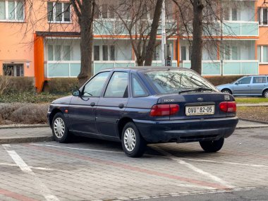 Ostrava, Çek Cumhuriyeti - 11 Mart 2025: Eski Ford Escort Mk6 arabası, son yüz gerdirmeden sonra, sokağa park edilmiş.