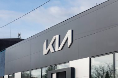 Ostrava, Çek Cumhuriyeti - 26 Ocak 2024: Koreli KIA araba bayisi bayrağı taşıyan mağaza