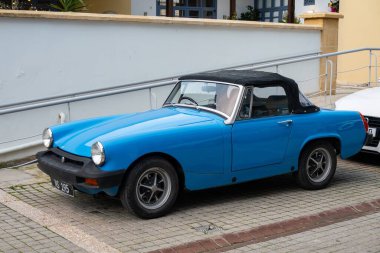 Lefkosia, Lefkosia, Kıbrıs - 18 Şubat 2024: 1970 'lerin sonlarından kalma eski mavi MGB Cabrio model araba