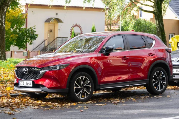 Ostrava, Çek Cumhuriyeti - 18 Ekim 2025: Mazda CX-5 SUV aracı (ikinci nesil KF aracı) sokağa park edildi