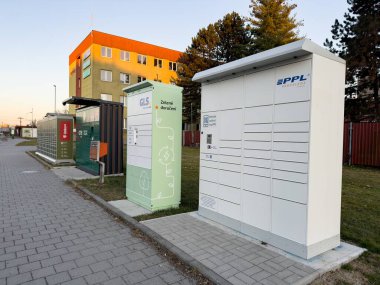 Havirov, Çek Cumhuriyeti - 20 Mart 2025: PPL ParcleBox, Zasilkovna Z-Box, GLS ve Allegro OneBox teslimat noktaları
