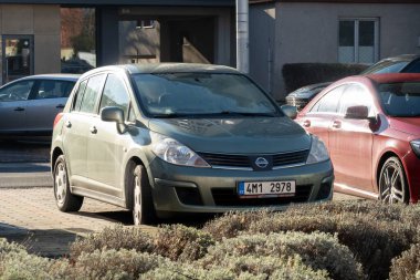 Ostrava, Çek Cumhuriyeti - 18 Aralık 2023: Yeşil Nissan Tiida C11 aracı