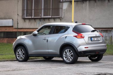 Havirov, Çek Cumhuriyeti - 28 Aralık 2023: Sokağa park edilmiş gümüş Nissan Juke SUV 'nin arka tarafı