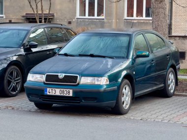 Ostrava, Çek Cumhuriyeti - 12 Mart 2025: Mavi Skoda Octavia Mk1 kaldırma aracı sokağa park edildi