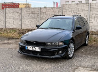 Senov, Çek Cumhuriyeti - 7 Mart 2025: Siyah Mitsubishi Galant VIII steyşın araba sokağa park edildi