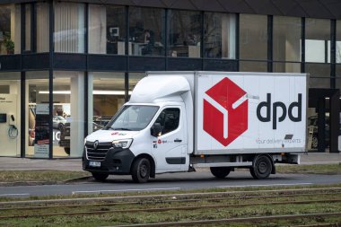 Ostrava, Çek Cumhuriyeti - 31 Ocak 2024: DPD dağıtım şirketinin Renault Master III şasi minibüsü