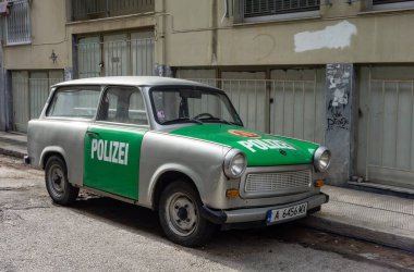 Atina, Yunanistan - 4 Şubat 2019: Klasik Alman Polize Trabant 601 Universal Polizei retro arazi otomobili
